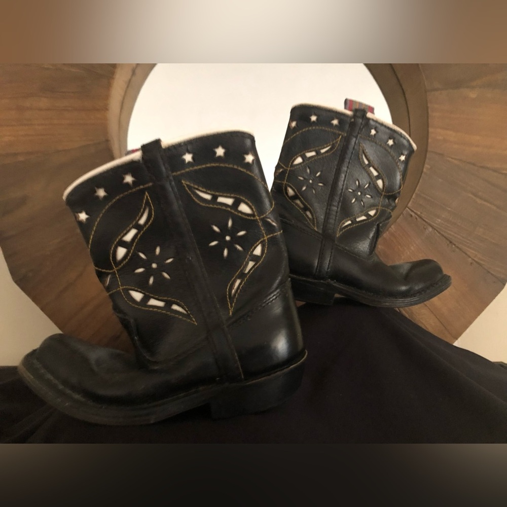 Vintage Black Western Cowboy Boots with Star Design. 5.5D